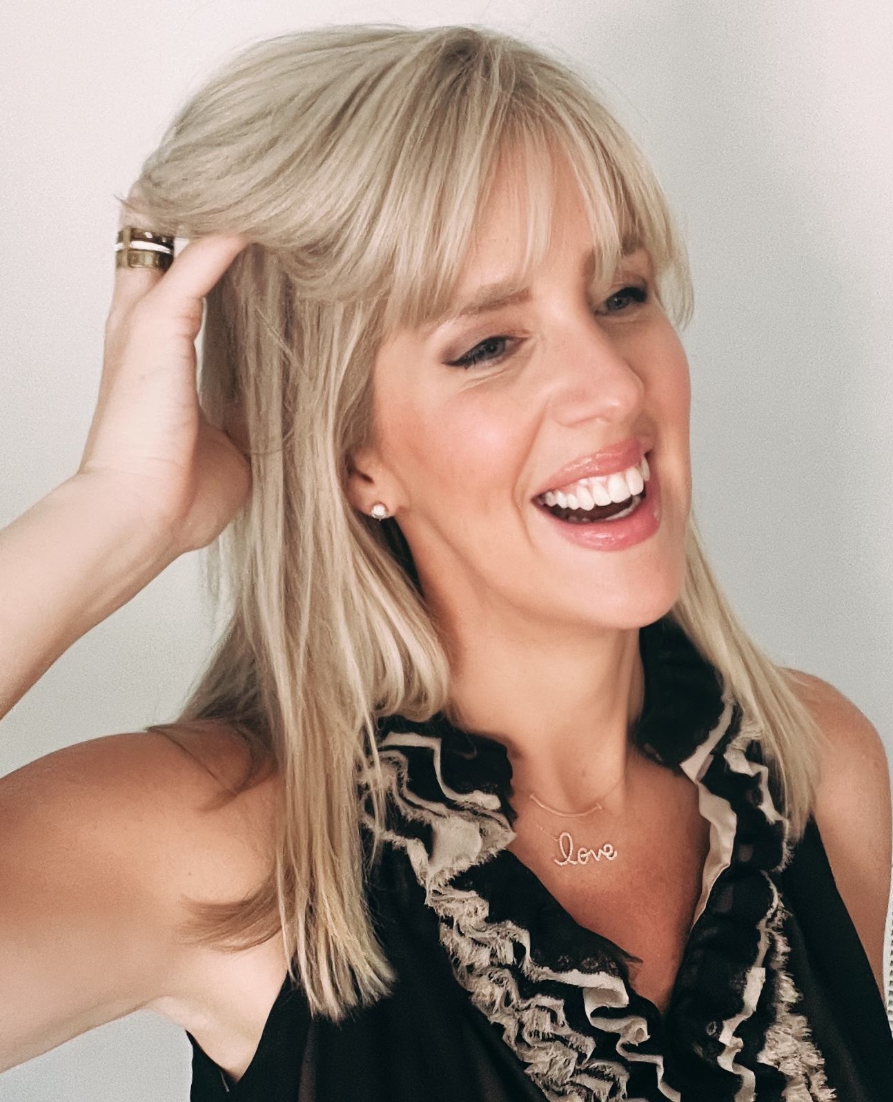Kelly Robbins – Style Pack & Wander founder showcasing timeless style for women over 40, luxury travel inspiration, and style guides. Website shares what to wear, what to pack, style guides, luxury travel, women over 40.